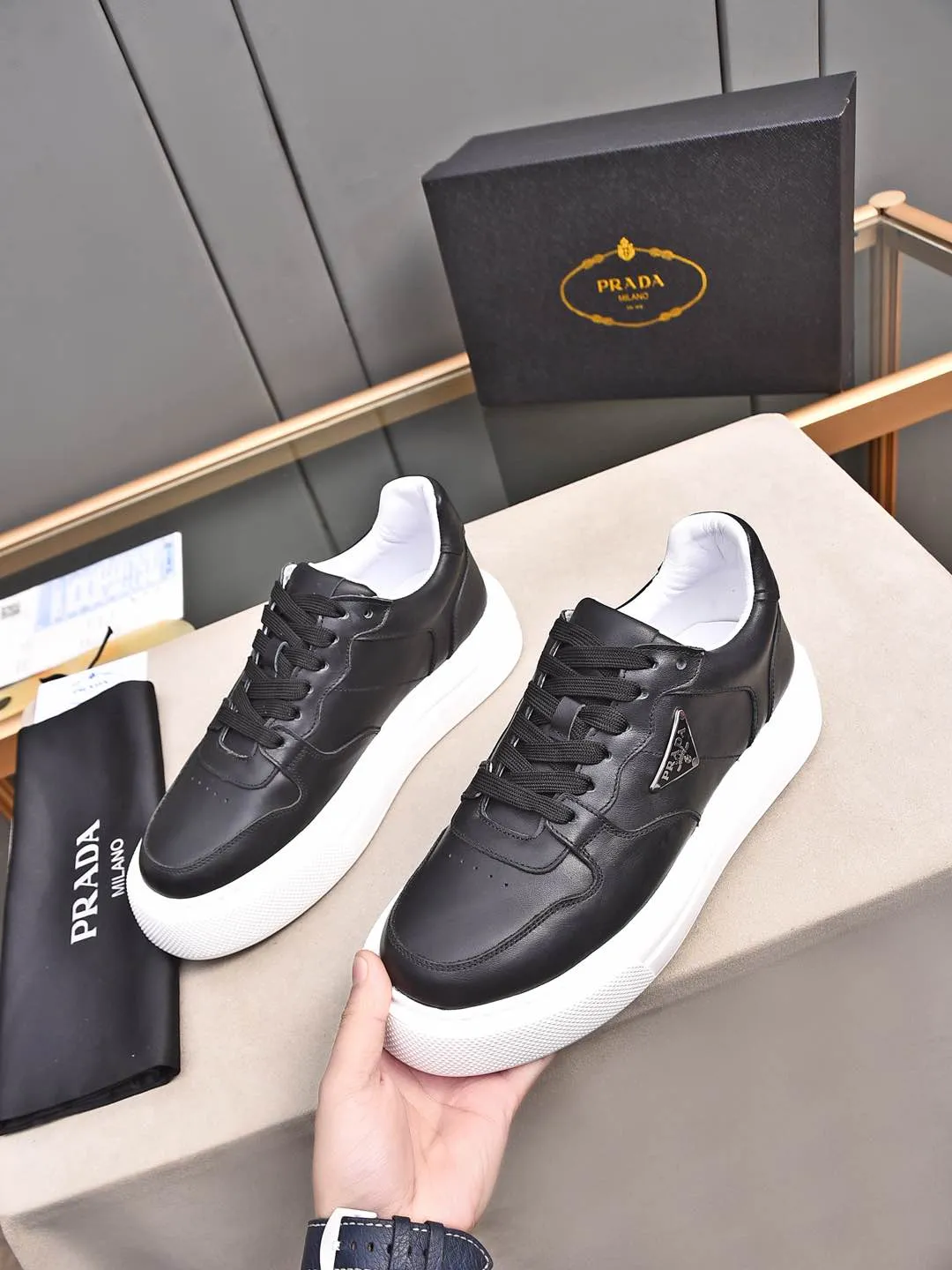 Men's shoes 💰500 Prada/Prada Men's new casual shoes, this upper is made of imported calfskin. The outside is decorated with the P family's classic metal triangle enamel logo, with cowhide lining and cowhide for the foot pads. The outsole is made of non-slip sports exclusive rubber outsole with logo, which feels good on the feet. It is a fashionable and fashionable item!  Size: 38-44 (45 customized)